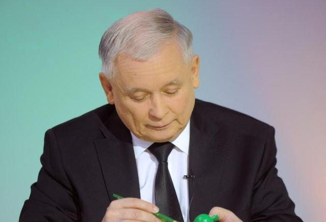 Jarosław Kaczyński podczas aktu tworzenia PiSanki.