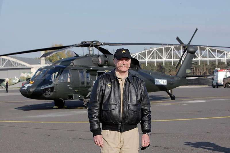 Nowoczesne śmigłowce Black Hawk produkowane są na Podkarpaciu. Na zdjęciu pilot takich maszyn Leszek Pawula na lotnisku w Mielcu.