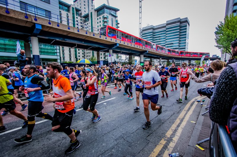 Bezdomny Polak zdobył medal w londyńskim maratonie. Ale to nie jest piękna i wzruszająca historia.