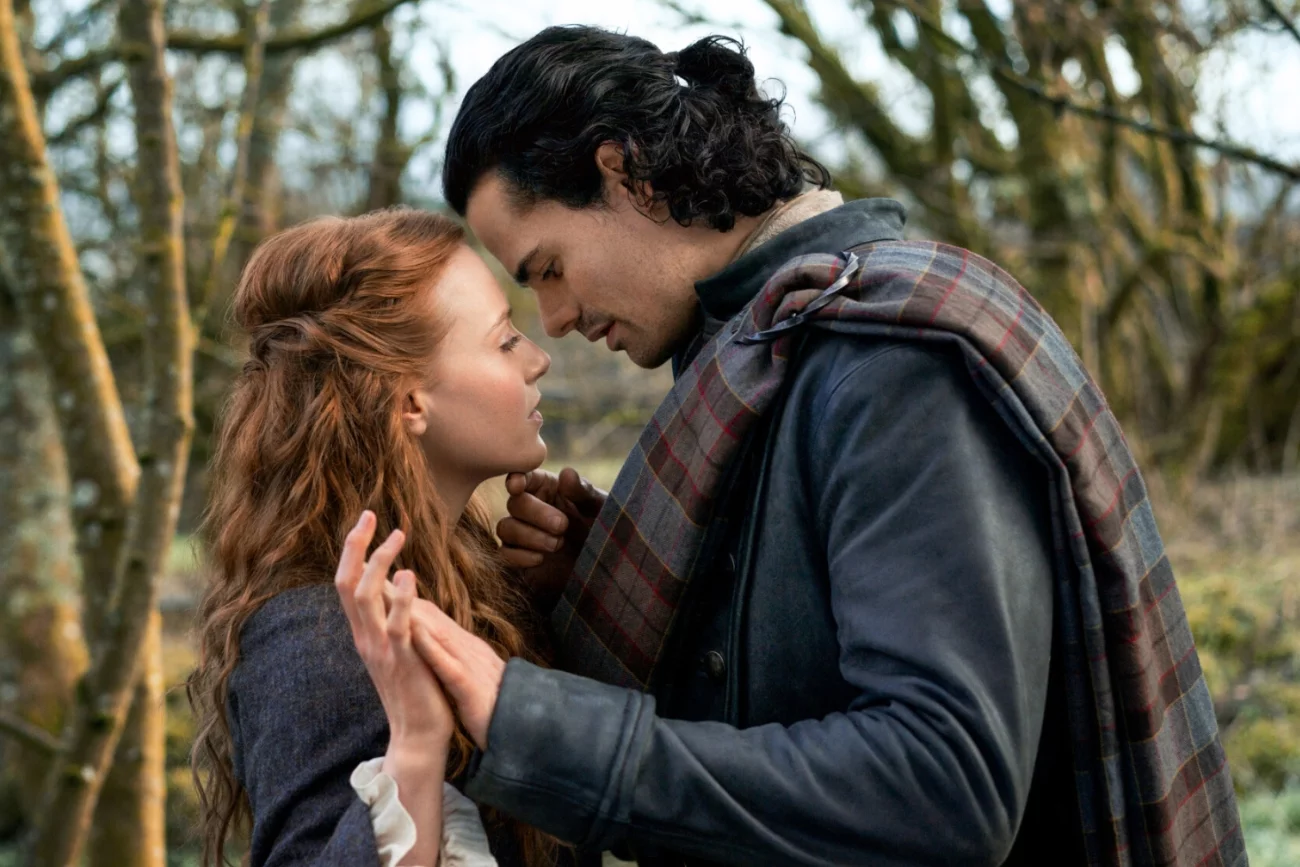 Harriet Slater i Jamie Roy w serialu "Outlander: Blood of My Blood"