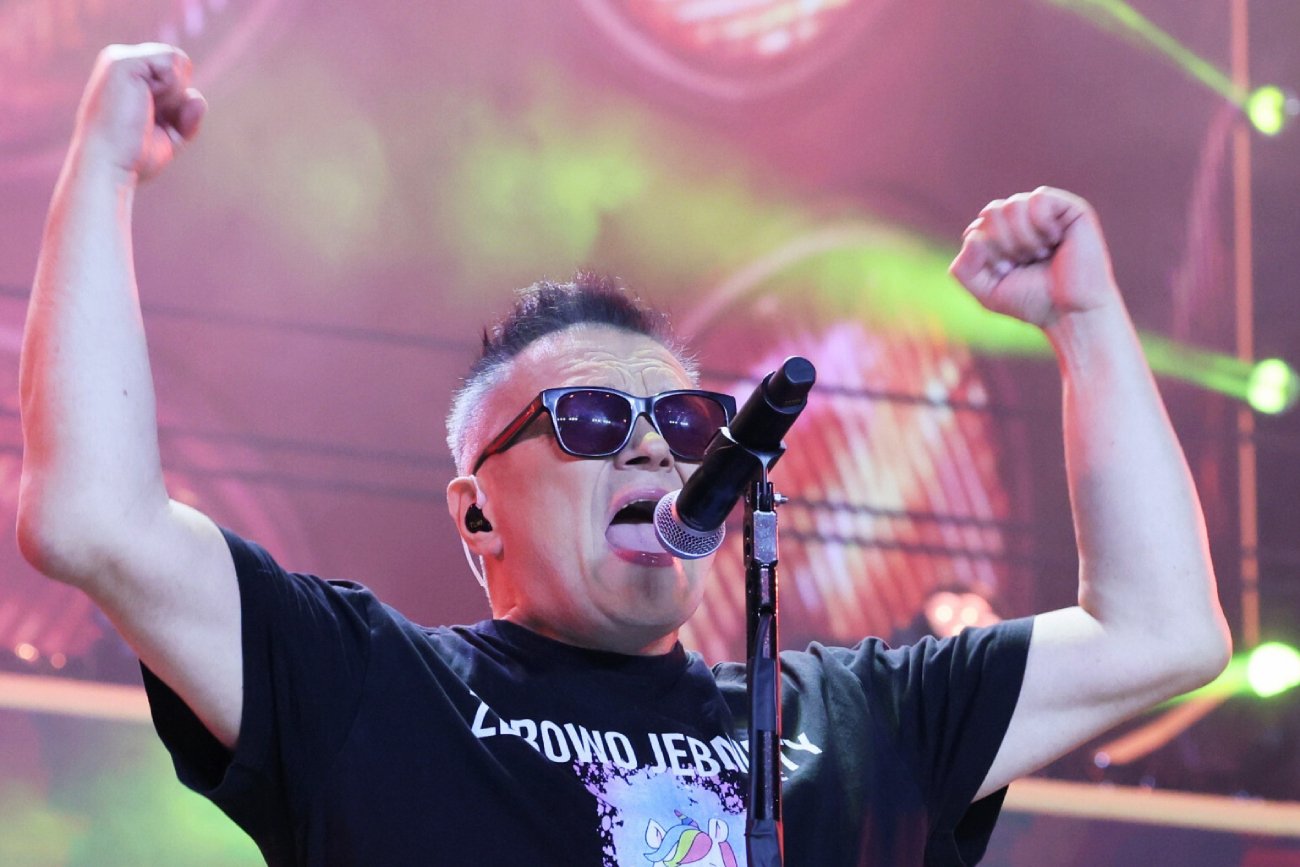 Sopot: Muniek Staszczyk mówi, skąd pomysł na koszulkę z wulgarnym hasłem