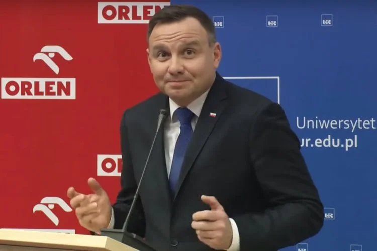 Andrzej Duda stwierdził, że wraz ze wzrostem pensji rosną ceny towarów i usług, czym naraził się na kpiny internautów.