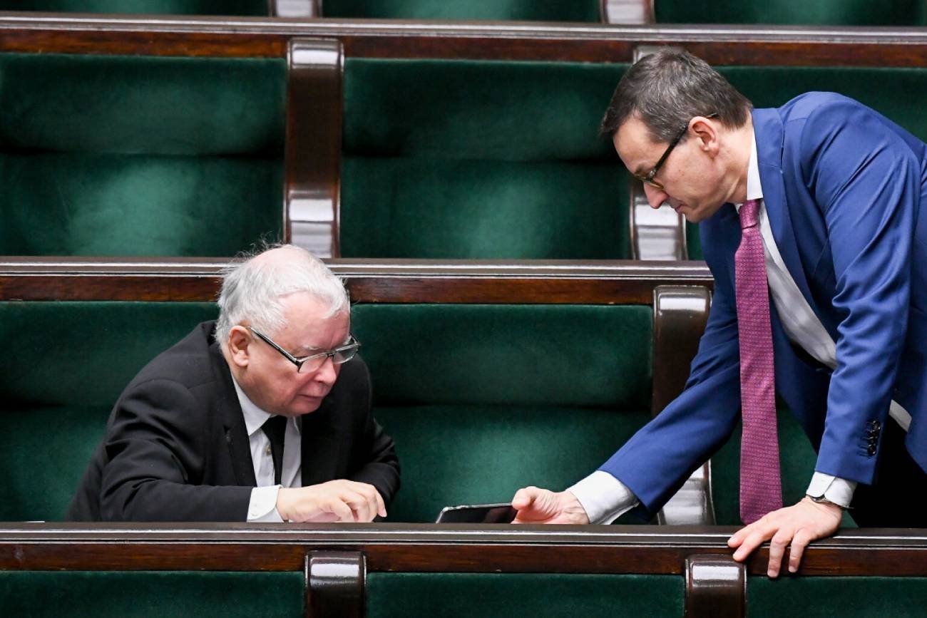 Ujawniono wyniki nowego sondażu Social Changes. PiS traci poparcie, ale wciąż cieszy się dużą przewagą nad rywalami z opozycji. Ujawniono wyniki nowego sondażu Social Changes. Na zdjęciu prezes PiS Jarosław Kaczyński i premier Mateusz Morawiecki.