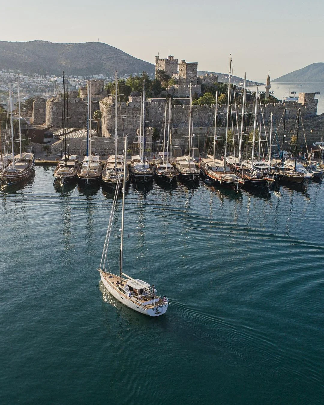 Marina w Bodrum i Zamek św. Piotra.