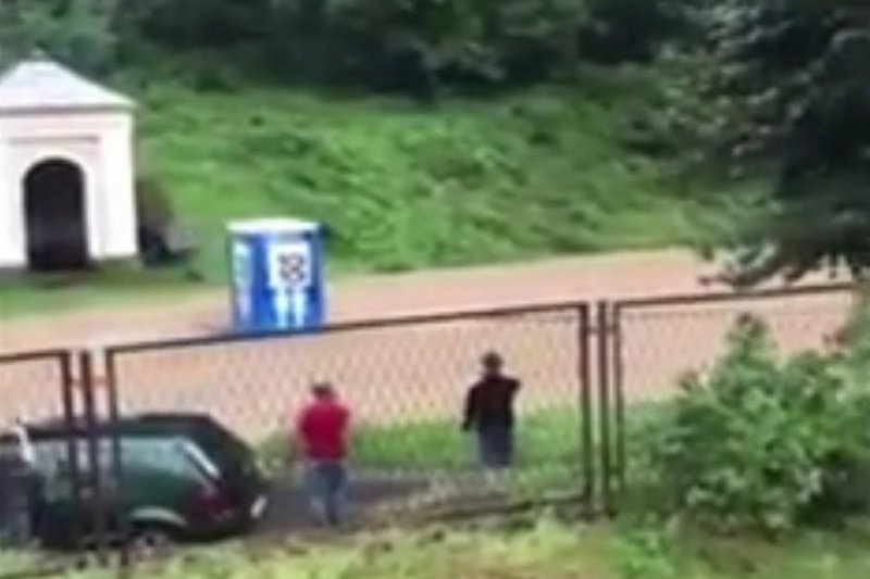 Woda na ulicy porwała przenośną toaletę.