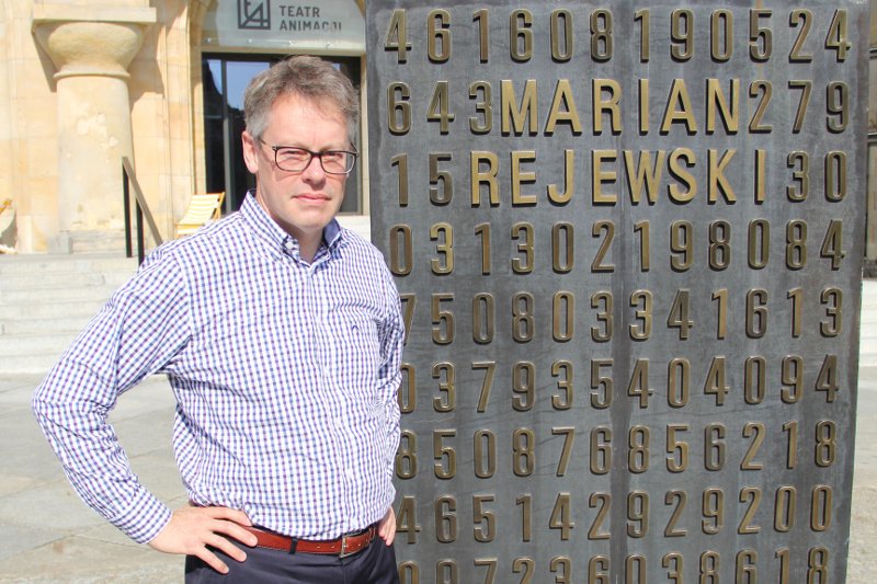 Sir Dermot Turing, bratanek słynnego brytyjskiego kryptologa Alana Turinga, opowiada nam w wywiadzie o swojej najnowszej książce ''X, Y, Z. Prawdziwa historia złamania szyfru Enigmy'' i kulisach tego przedsięwzięcia