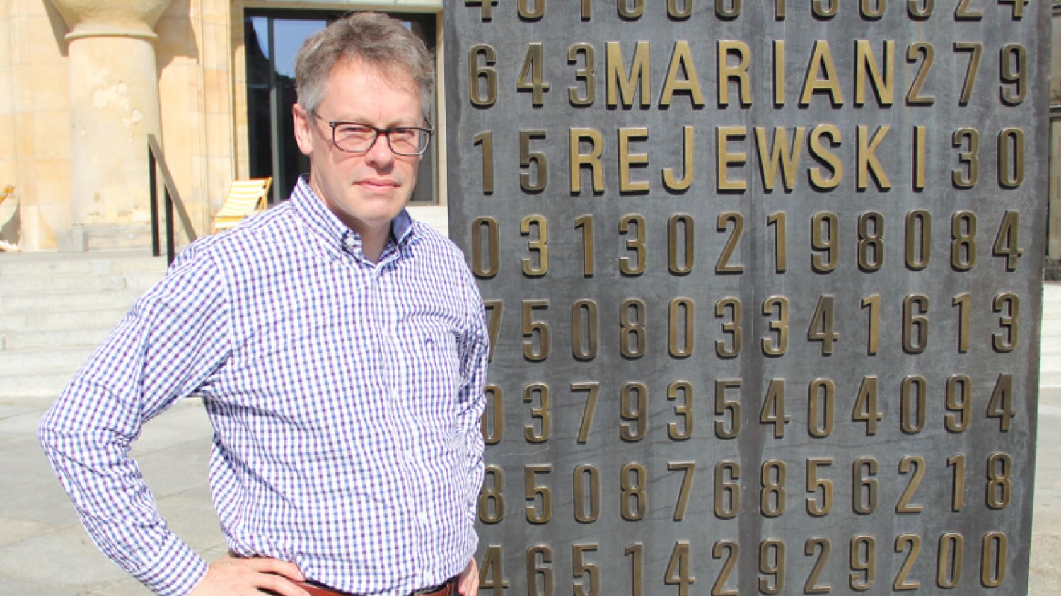 Sir Dermot Turing, bratanek słynnego brytyjskiego kryptologa Alana Turinga, opowiada nam w wywiadzie o swojej najnowszej książce ''X, Y, Z. Prawdziwa historia złamania szyfru Enigmy'' i kulisach tego przedsięwzięcia