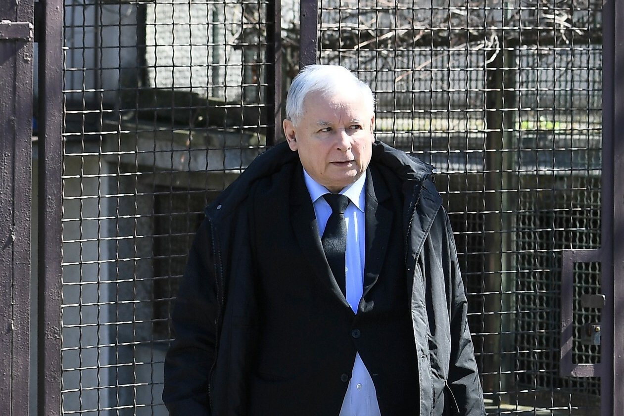 Kaczyński powiesi baner na swoim ogrodzeniu przy domu. Wiadomo już jaki.