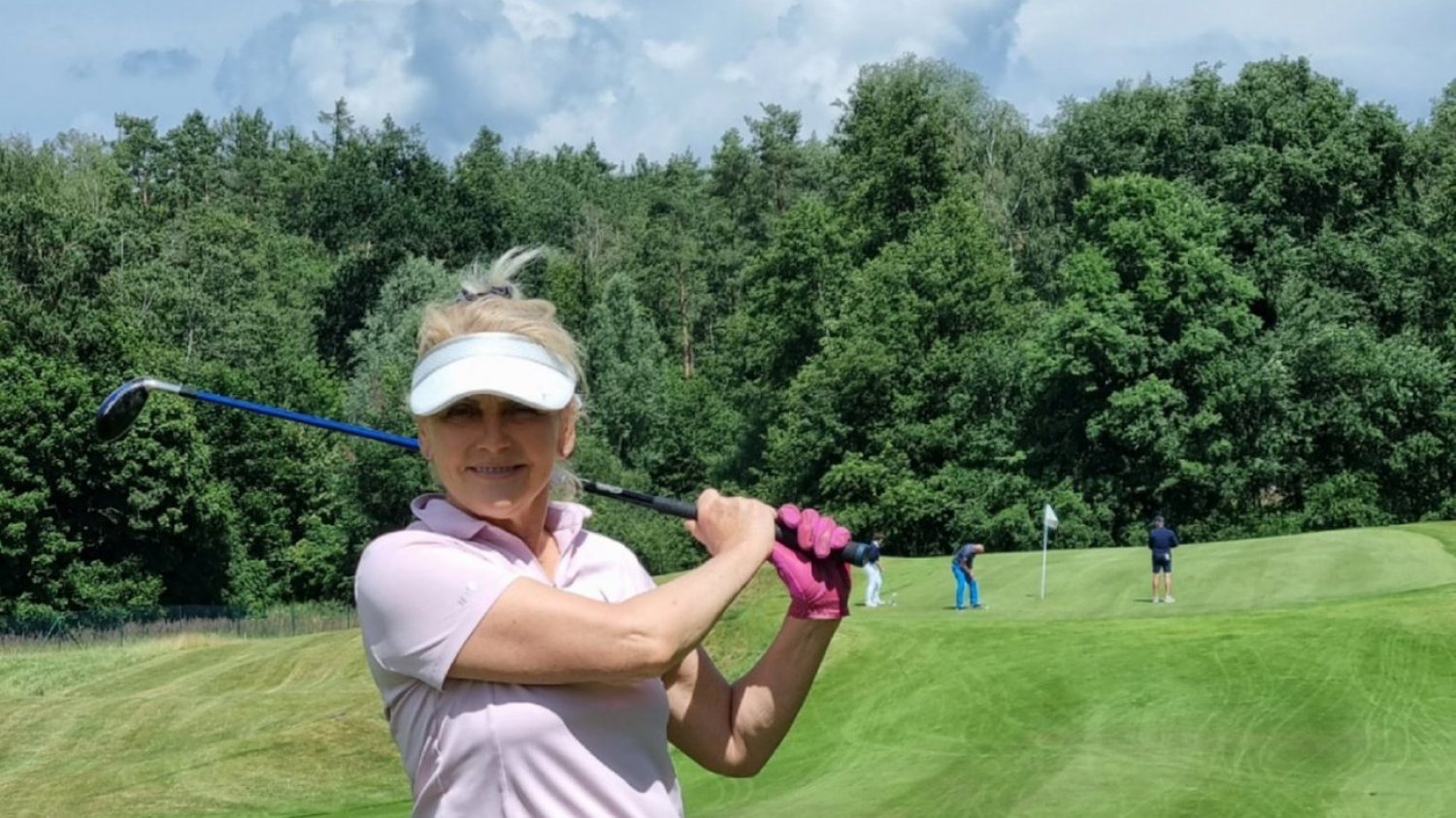 Radna PiS Małgorzata Jacyna-Witt, samozwańcza członkini elity, na polu golfowym.