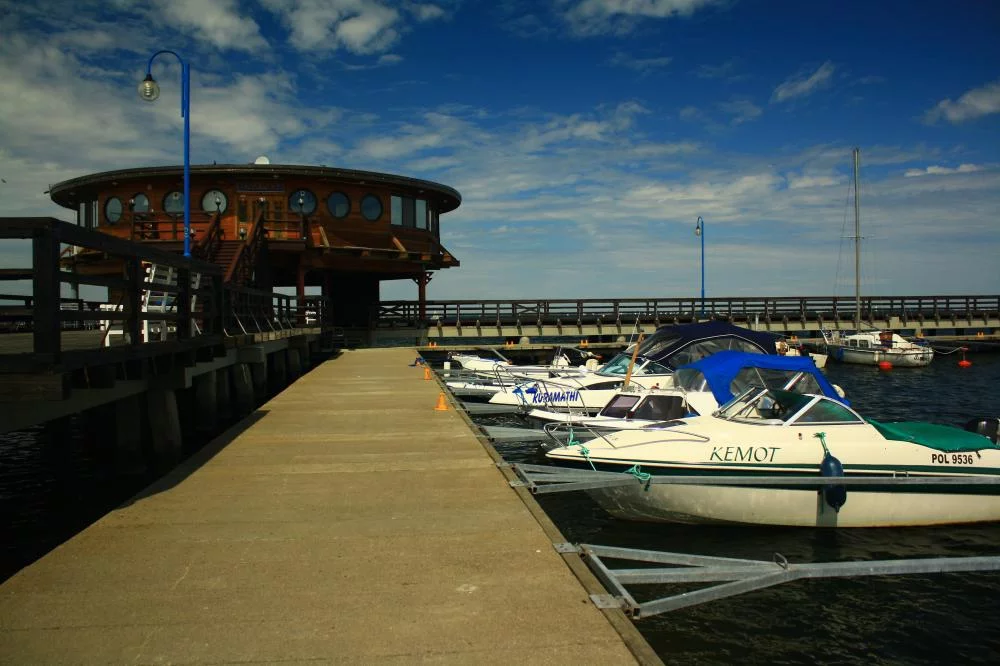 Marina w Pucku z charakterystyczną "smażalnią".