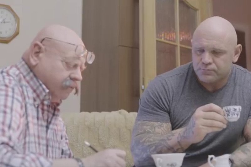 Nietypowy filmik z ojcem i synem w rolach głównych powoli staje się hitem sieci.