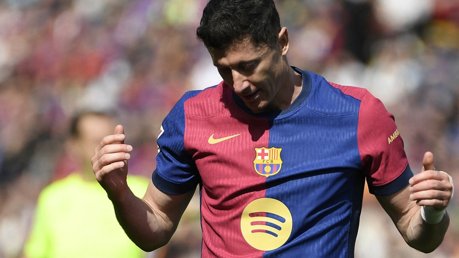 Robert Lewandowski doznał kontuzji w meczu Barcelony.