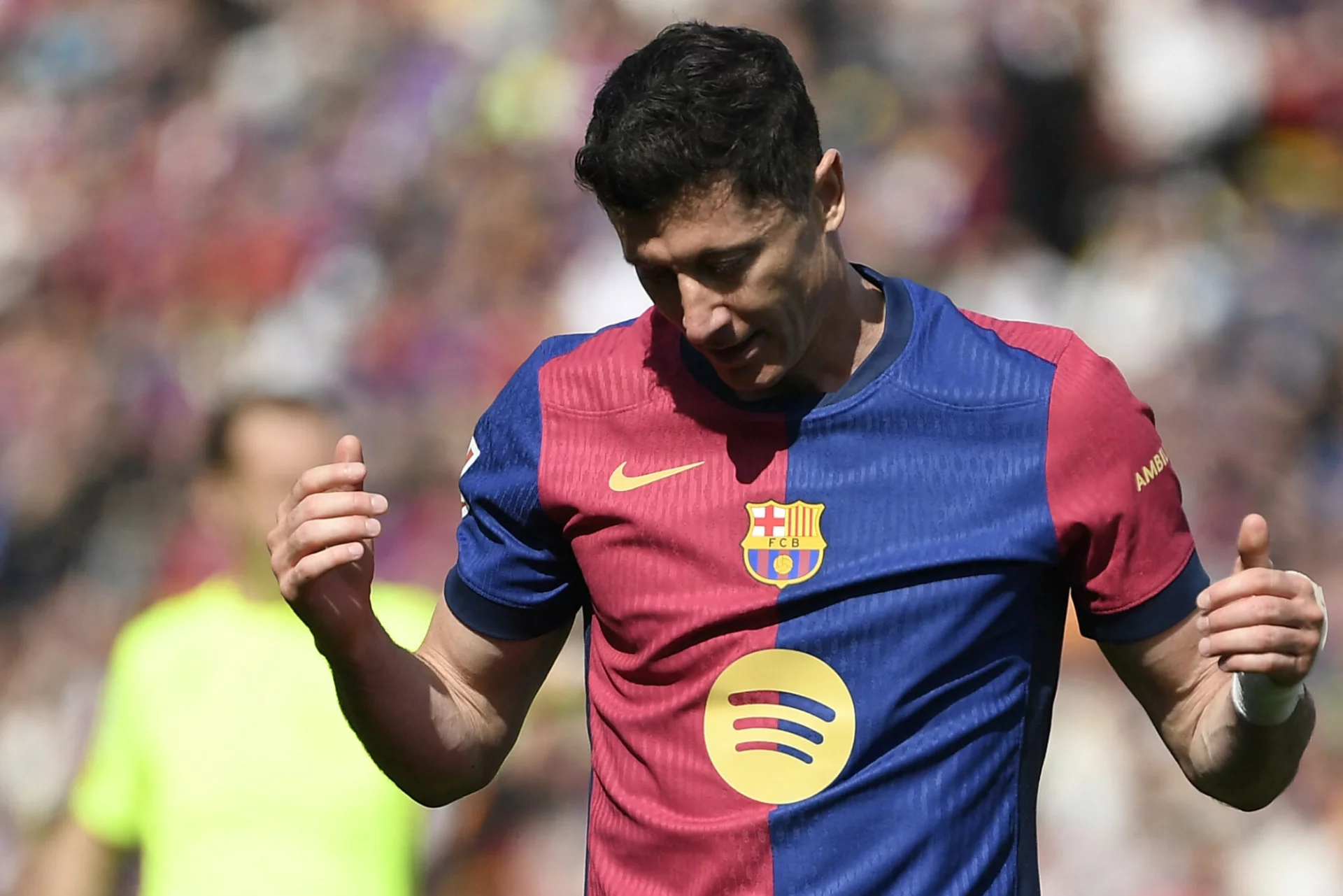 Robert Lewandowski doznał kontuzji w meczu Barcelony.