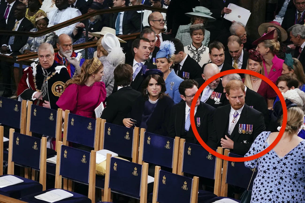 Książę Harry nie siedział w pierwszym rzędzie podczas koronacji Karola III.