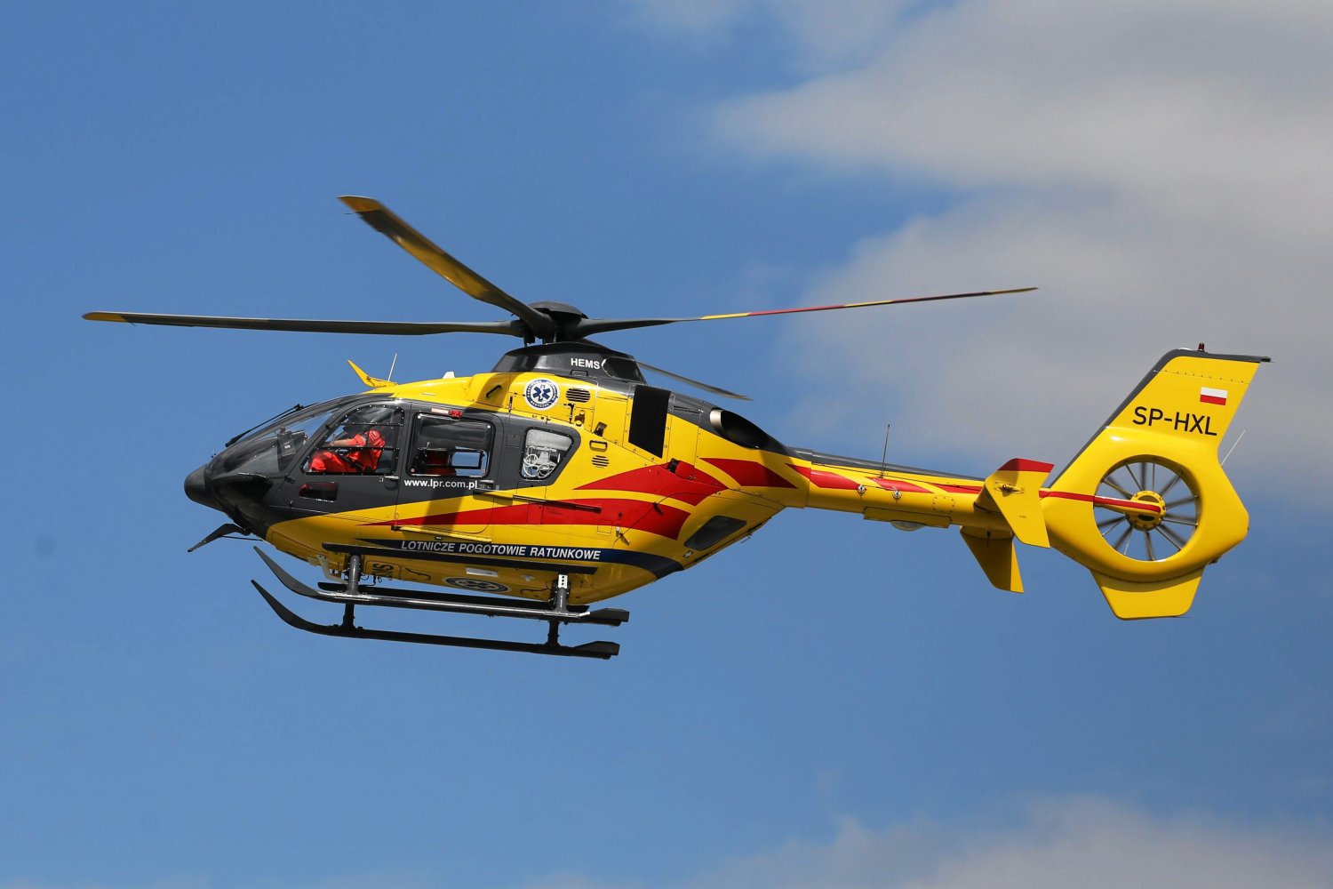 Na Śląsku do chorych na Covid-19 latają helikoptery. Powodem 3 fala pandemii i duże obłożenie w szpitalach.