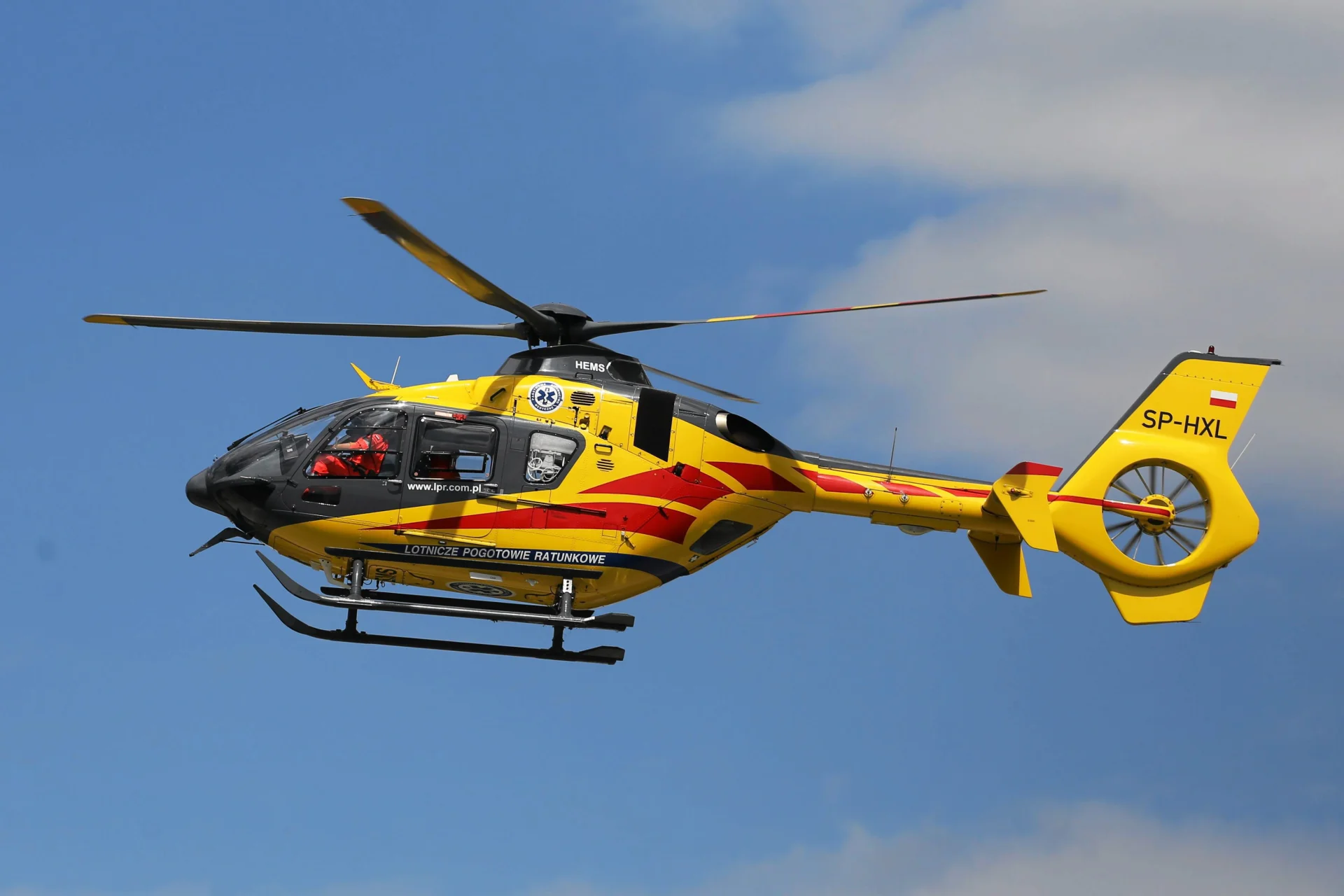 Na Śląsku do chorych na Covid-19 latają helikoptery. Powodem 3 fala pandemii i duże obłożenie w szpitalach.