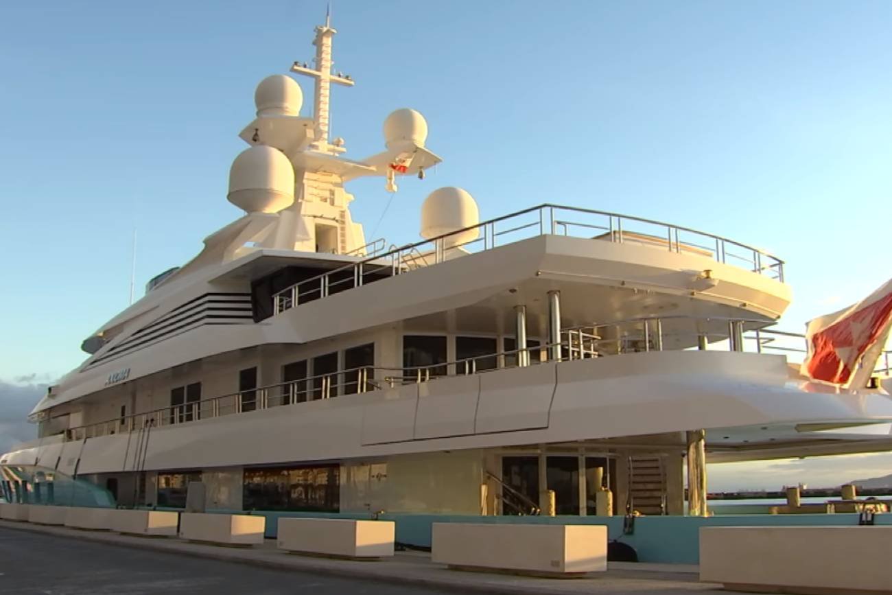 Axiona u wybrzeży Gibraltaru, jacht  Dmitrija Pumpianskiego