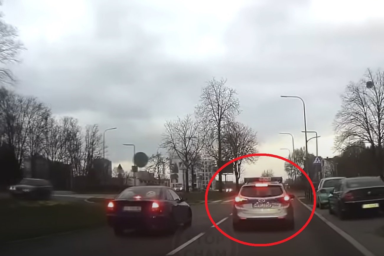 Do sieci trafiło nagranie z dziwnych zachowaniem kierowcy radiowozu.