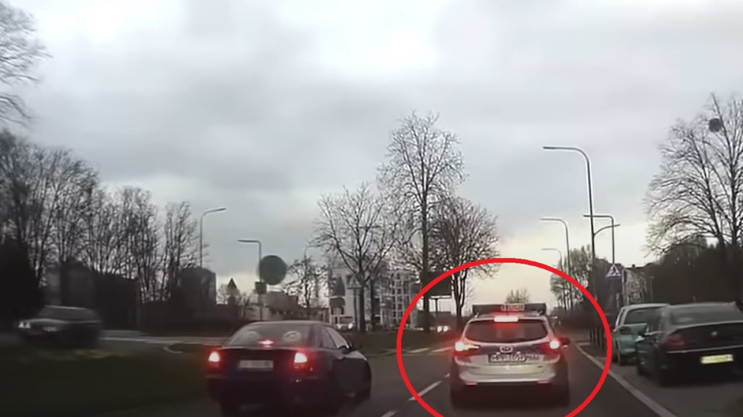 Do sieci trafiło nagranie z dziwnych zachowaniem kierowcy radiowozu.