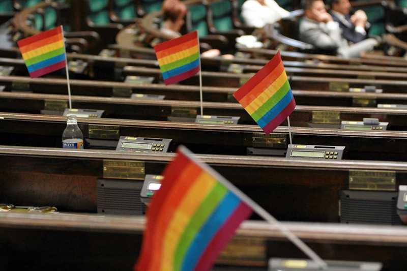 Kolorowe flagi popierające związki partnerskie w Sejmie