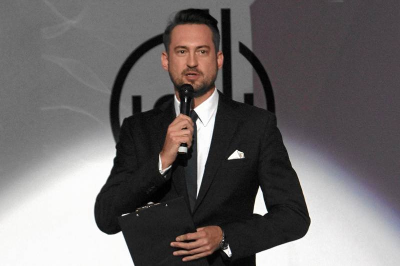 Marcin Prokop podczas pokazu mody w Sky Tower we Wrocławiu