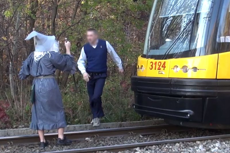 SA Wardega zatrzymuje tramwaj jako Gandalf. Boki zrywać