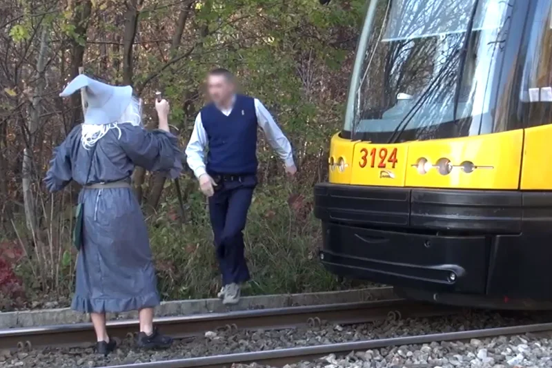SA Wardega zatrzymuje tramwaj jako Gandalf. Boki zrywać