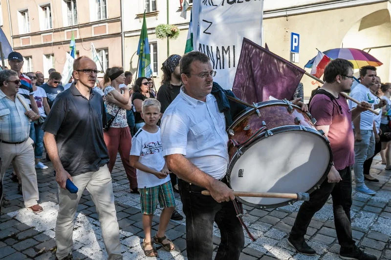 Piotr Szlapa (z bębnem), obecny wójt gminy Dobrzeń Wielki, w marszu ulicami Opola w rocznicę "pogrzebania demokracji na Opolszczyźnie", czyli decyzji o powiększeniu miasta poprzez przyłączenie okolicznych wsi.