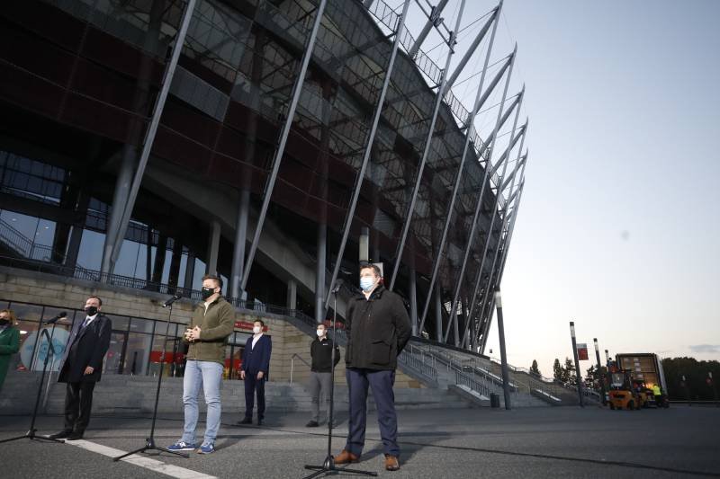 Mariusz Kamiński (po lewej) uczestniczył w dzisiejszym briefingu prasowym. Kamiński: po Stadionie Narodowym powstanie kolejny szpital tymczasowy w Warszawie.
