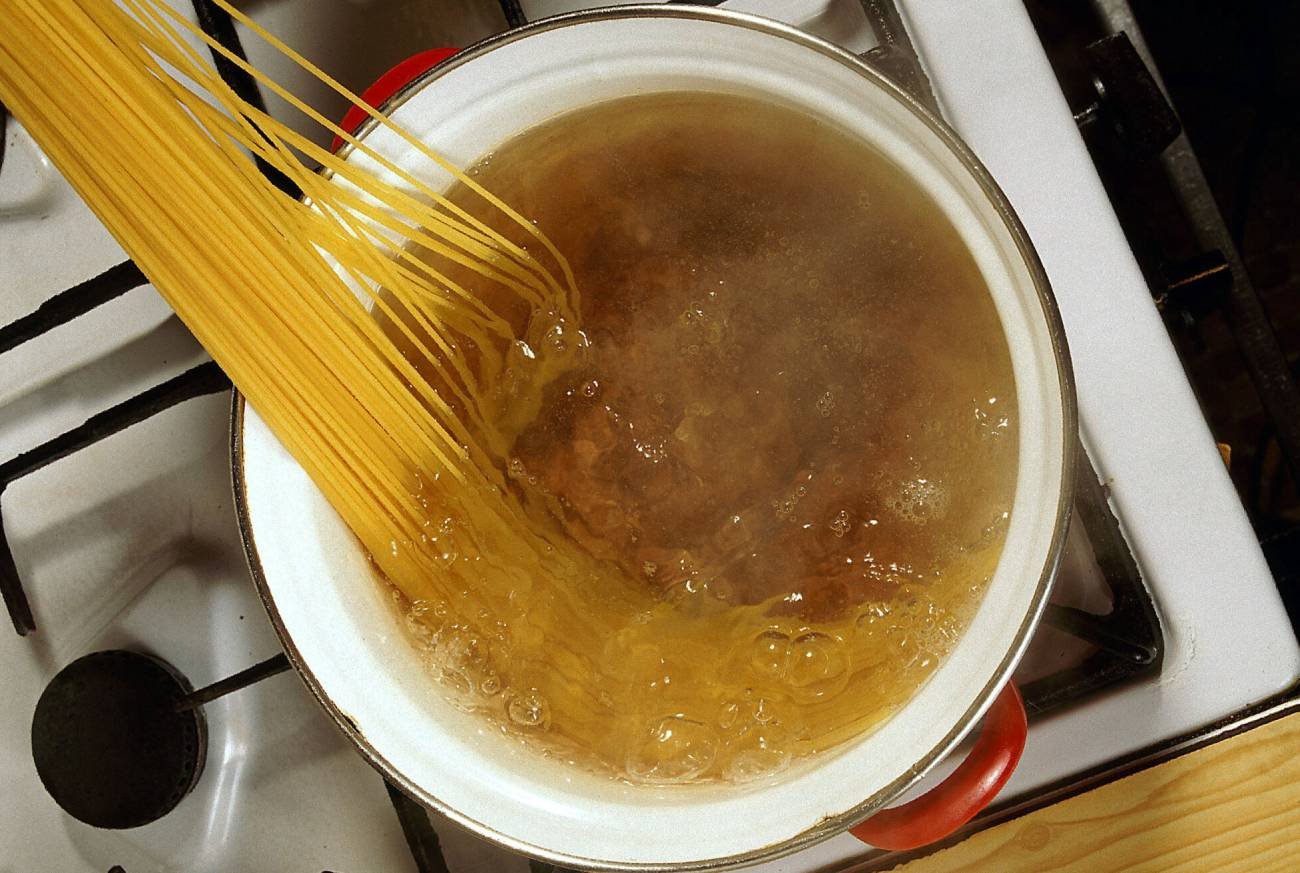 Jak ugotować makaron, by był sprężysty. Ten błąd zamienia makaron w papkę