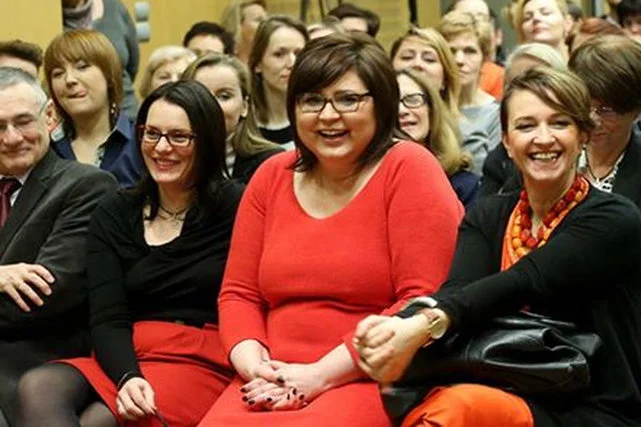 Chodyra (w środku) w trakcie terapii sterydami.