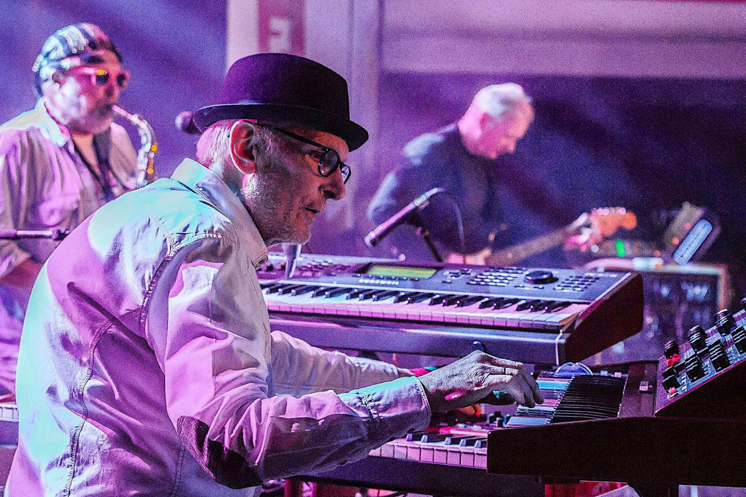 Janusz Grzywacz (na pierwszym planie) poskramia klawisze firmy Moog