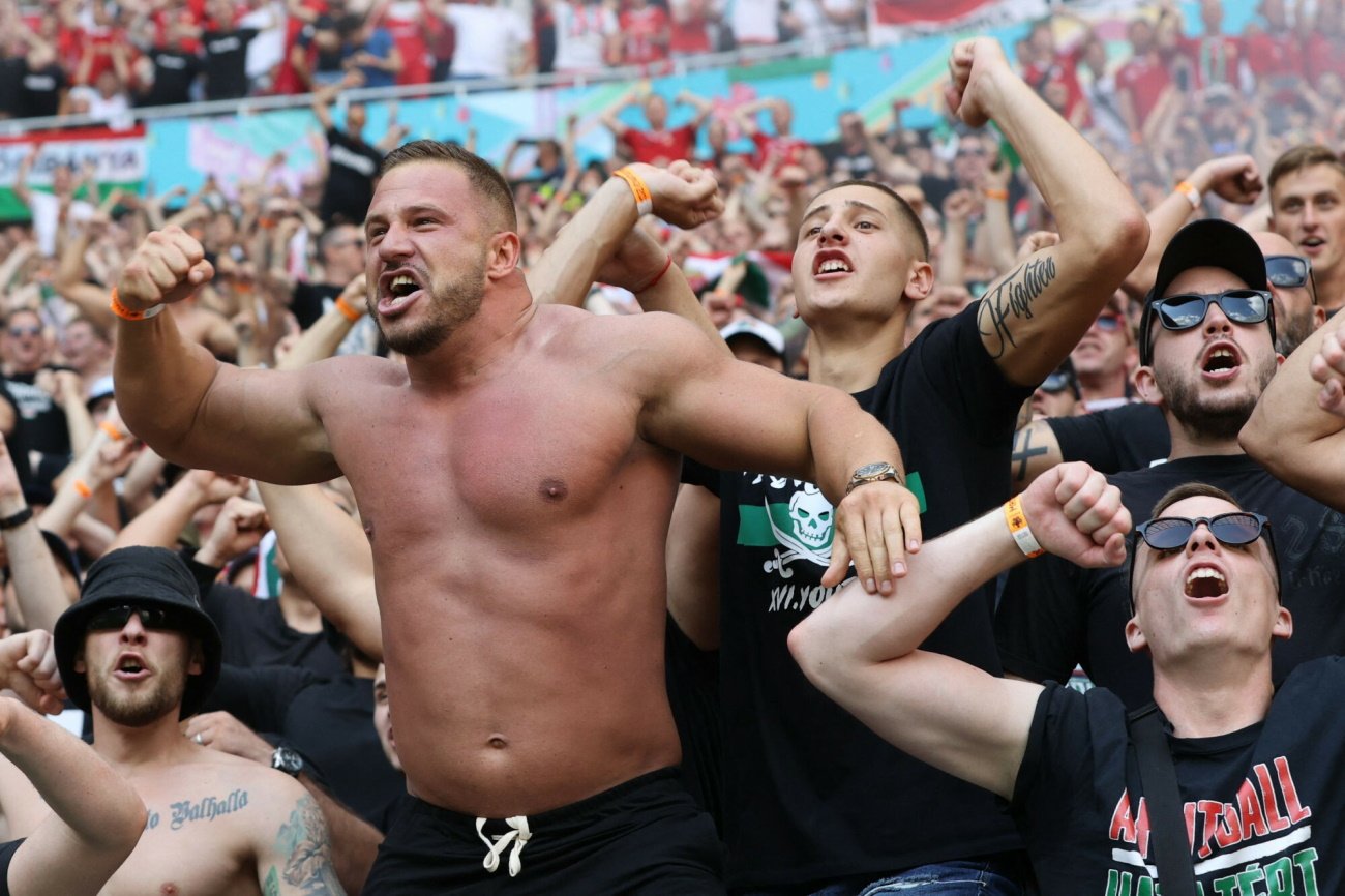 Węgierscy kibice na trybunach Ferenc Puskas Arena w Budapeszcie
