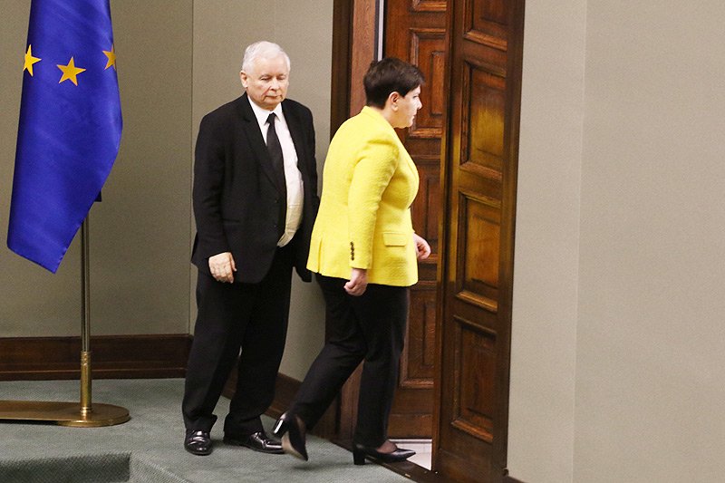 To zdjęcie mówi o sytuacji ustępującej premier Beaty Szydło więcej niż tysiąc słów. Właśnie tak pozwoliła się traktować prezesowi PiS Jarosławowi Kaczyńskiemu.