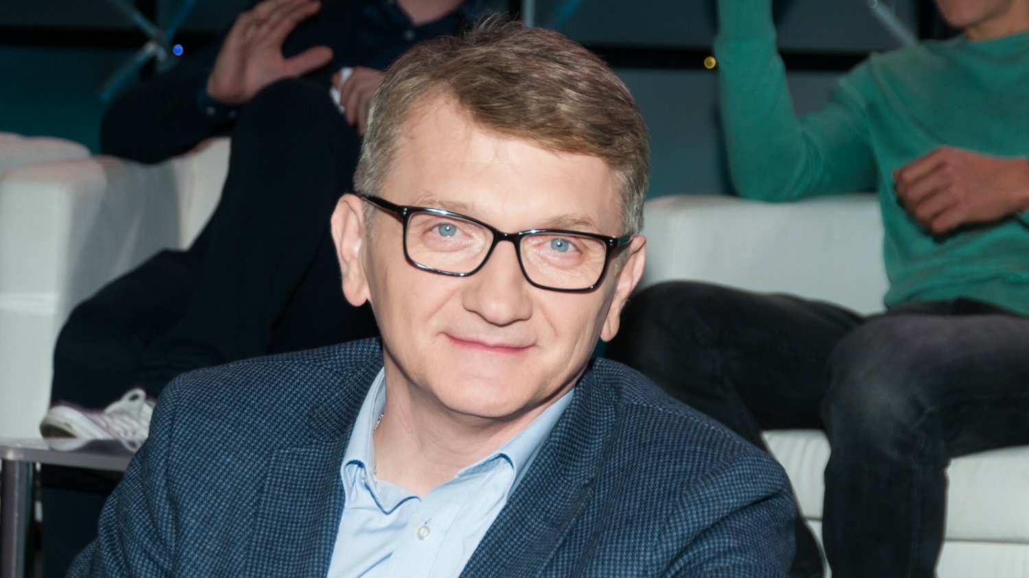 Janusz Tracz to jedna z bardziej charakterystycznych postaci w serialu "Plebania".