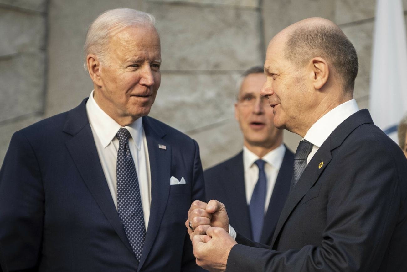 Joe Biden podczas rozmowy z Olafem Scholzem.