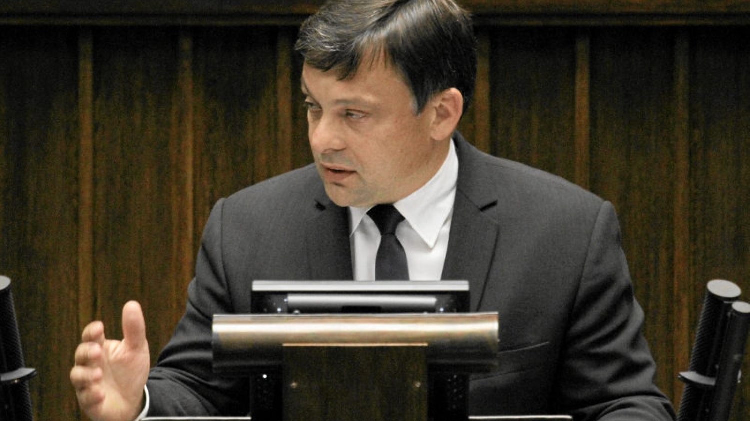 Poseł PiS w swoich wierszach pisze o "rządzącym agencie niemieckim" i "rezydencie w ruskiej budzie"