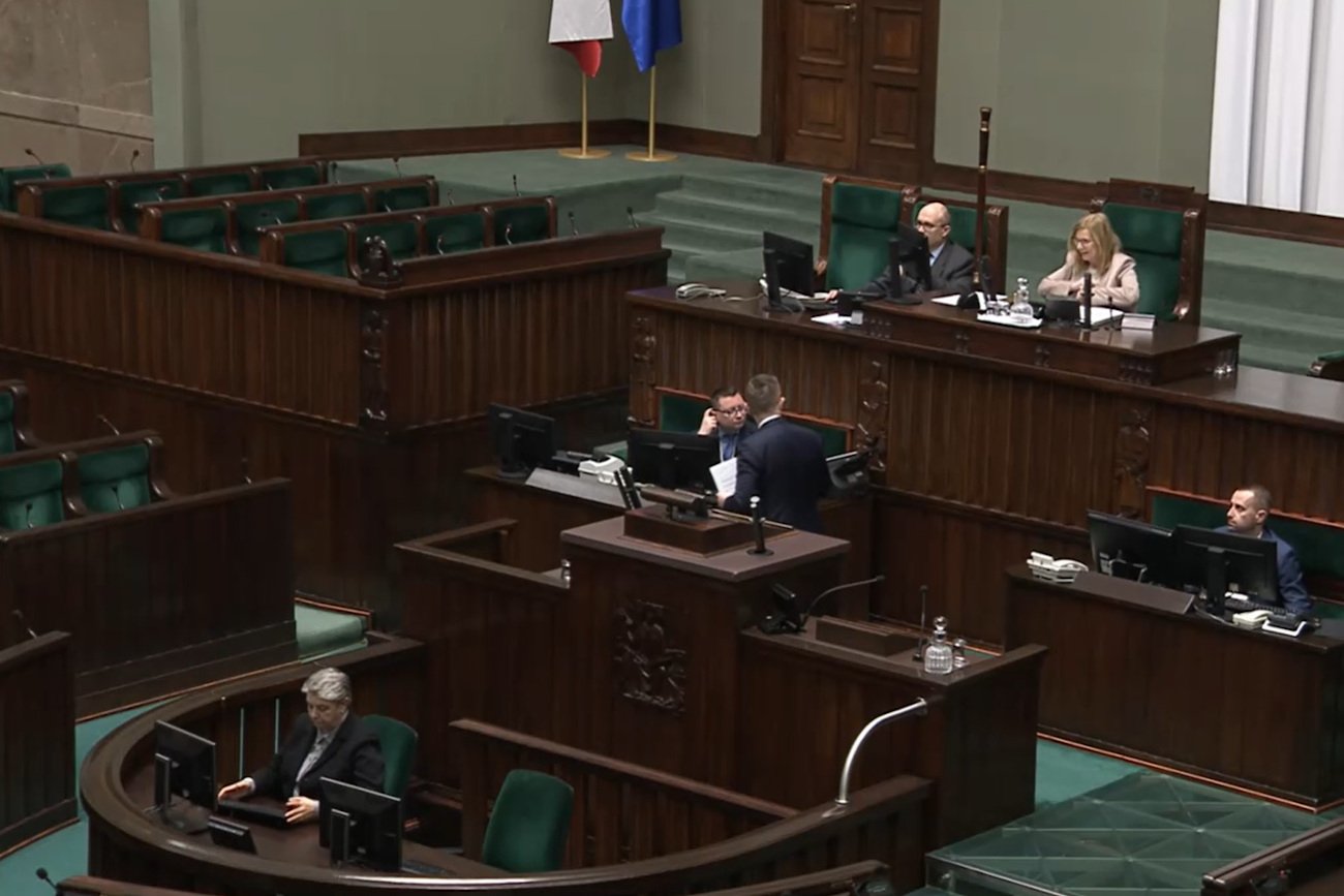 Podczas debaty o TVP ławy PiS były niemal puste.