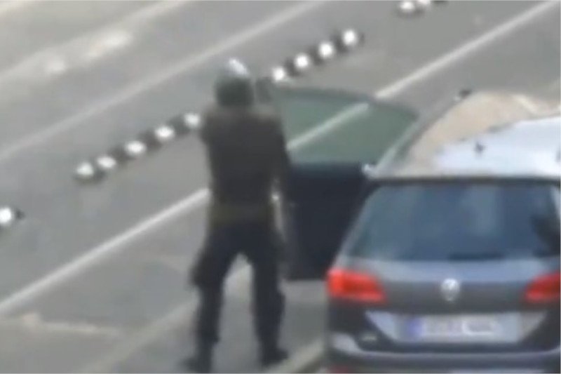 Zamachowiec z Halle transmitował atak w sieci.