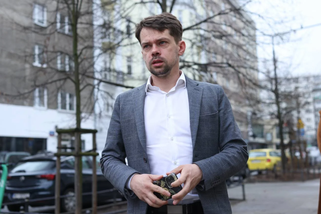 Michał Kołodziejczak twierdzi, że policja nachodzi rolników. Wiceszef MSWiA