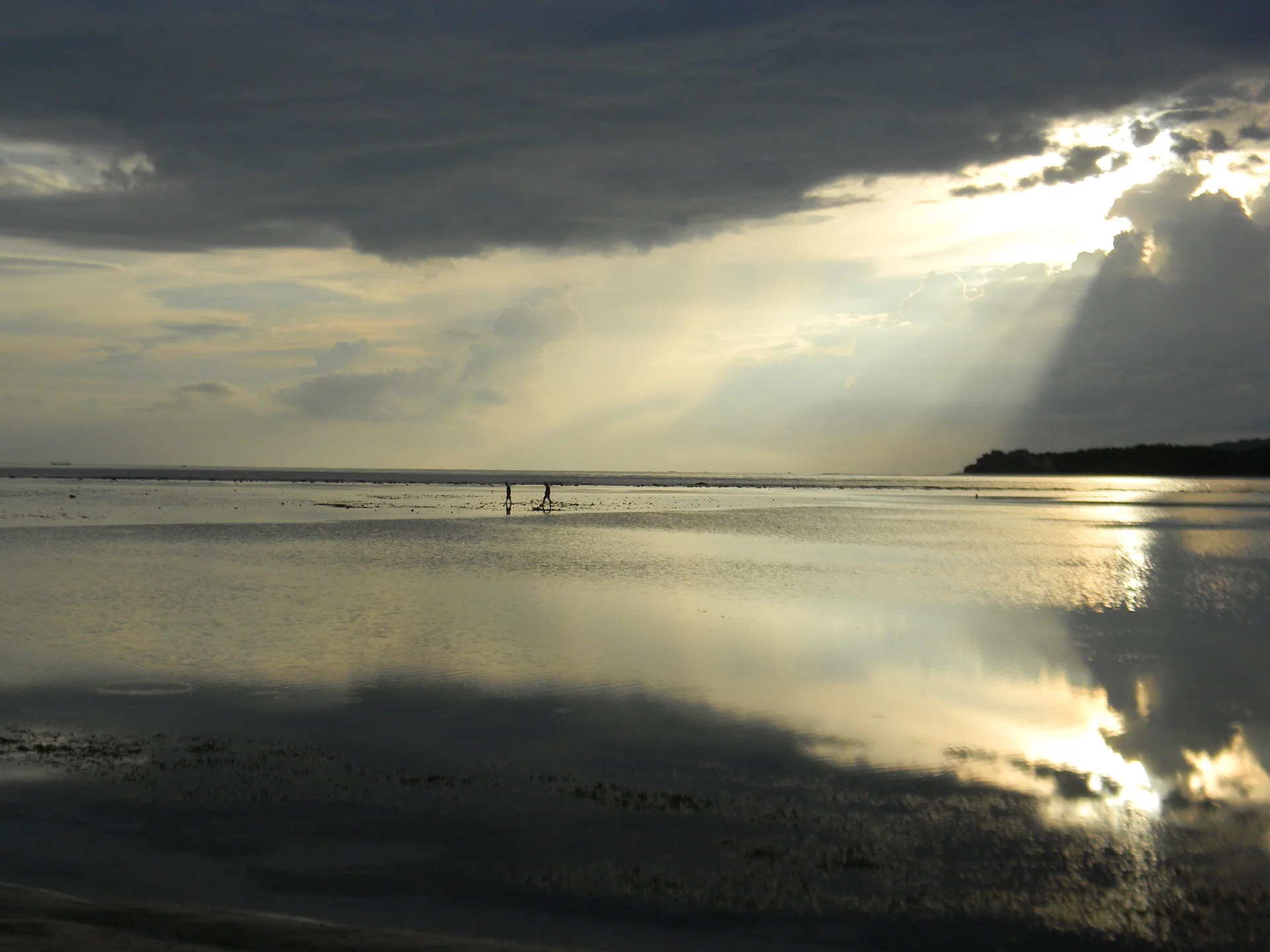 Kilkanaście minut przed zachodem słońca, Gili Air.