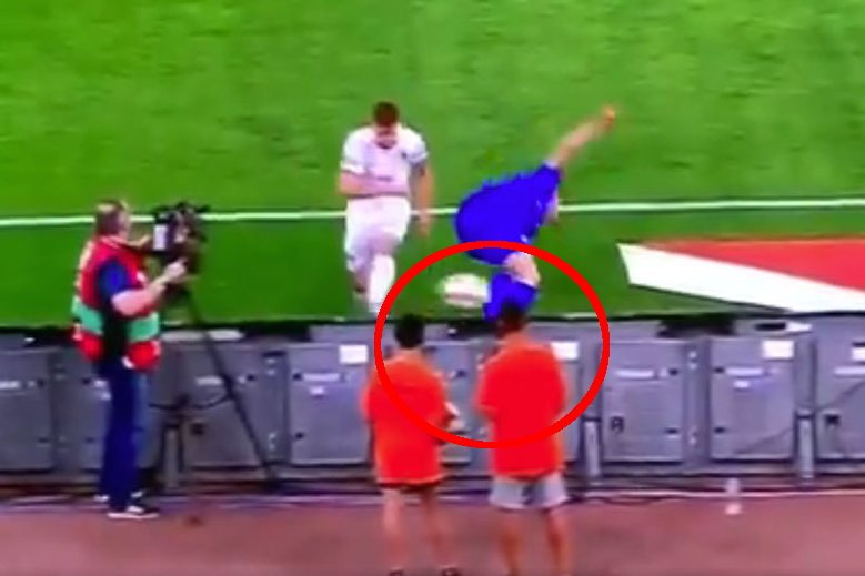 Nicolo Barella przesadził w czasie meczu Grecja – Włochy. Kopnął piłkę prosto w chłopca.