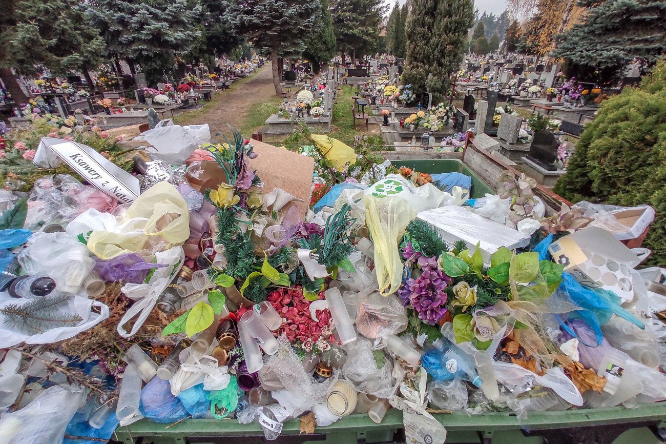 Tony śmieci. Tak wyglądają cmentarze w okolicy 1 listopada. Na zdjęciu Cmentarz Zarzew. Kilka dni po Święcie Zmarłych w 2022 roku.