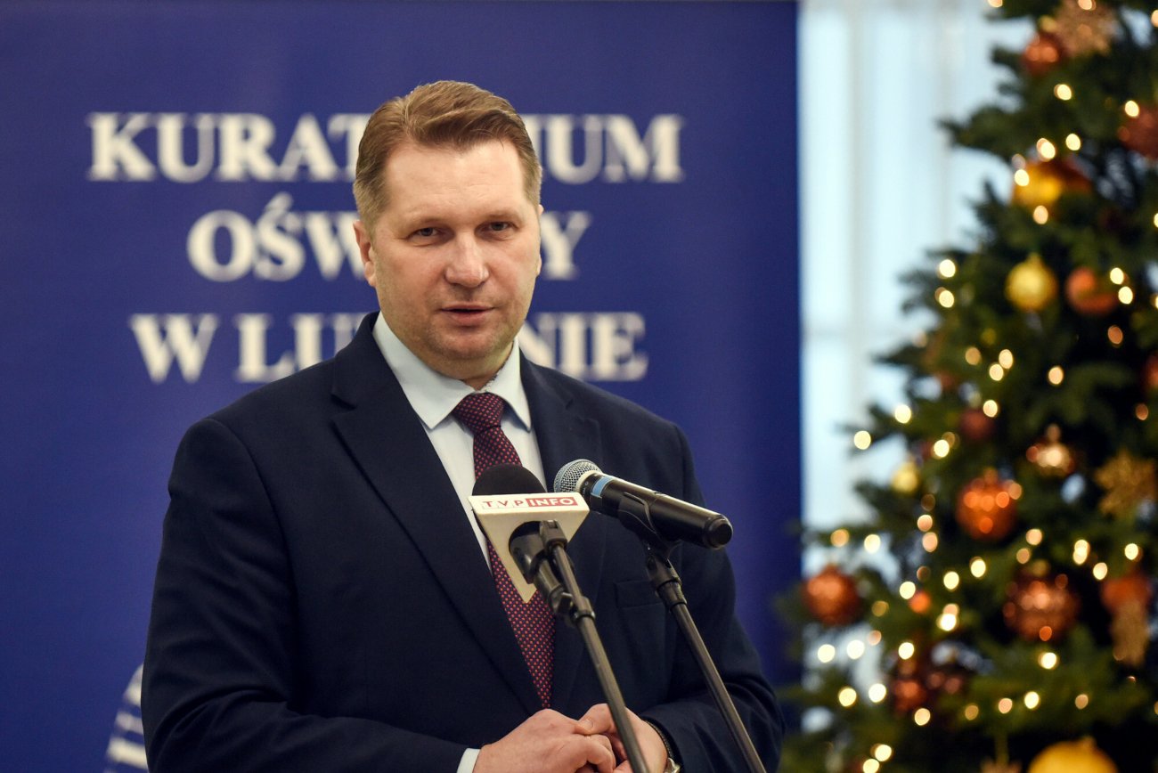 Przemysław Czarnek śpiewa kolędy na Twitterze.