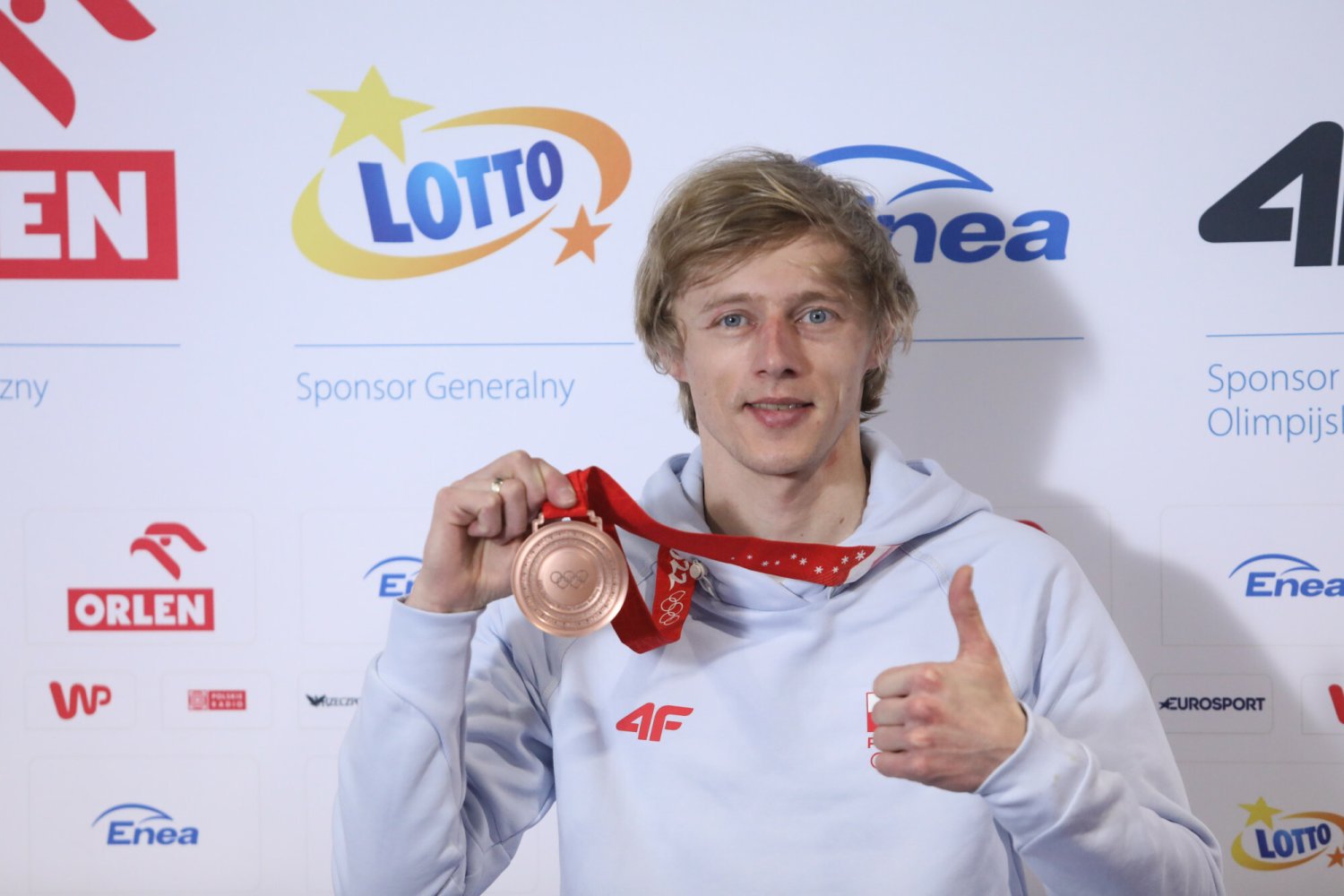 Dawid Kubacki po powrocie do kraju ze swoim brązowym medalem olimpijskim