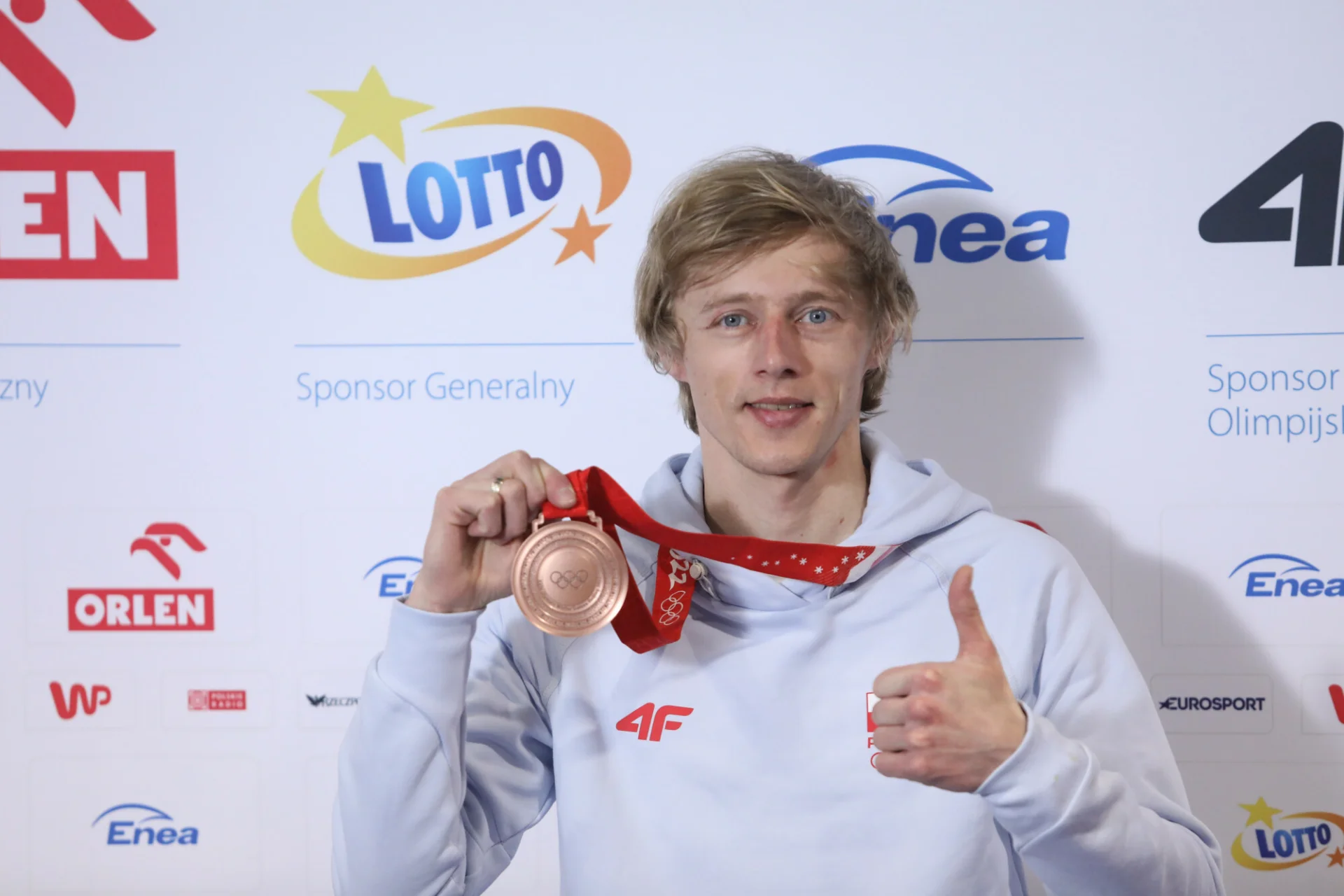 Dawid Kubacki po powrocie do kraju ze swoim brązowym medalem olimpijskim