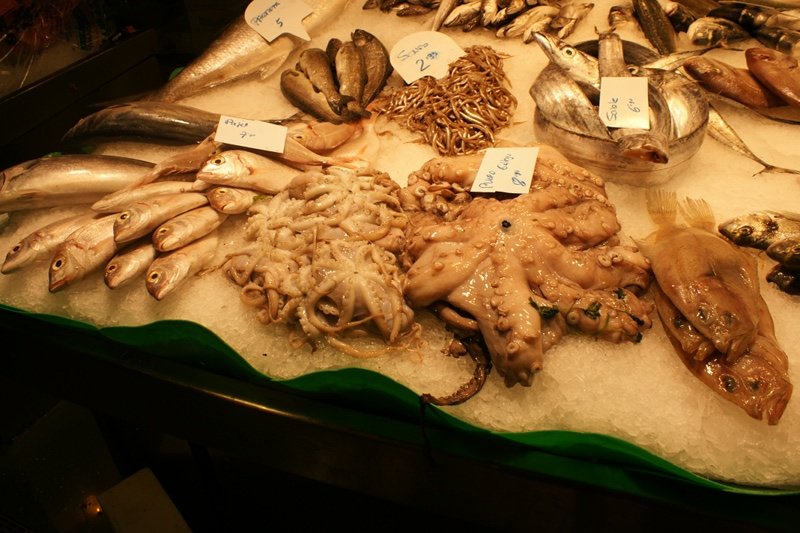 Owoce morza na targu La Boqueria w Barcelonie