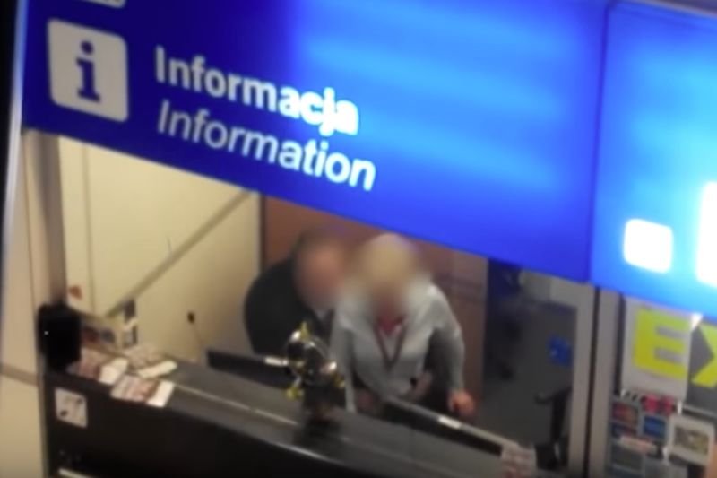 Odważna para na lotnisku Chopina. Tak uczcili Walentynki.