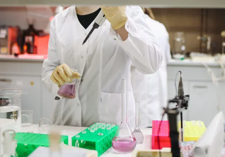 Skąd się wziął koronawirus? "Daily Mail" dotarł do badań które wskazują, że koronawirus został stworzony w laboratorium w Wuhan. Skąd się wziął koronawirus? "Daily Mail" dotarł do badań które wskazują, że koronawirus został stworzony w laboratorium w Wuhan.