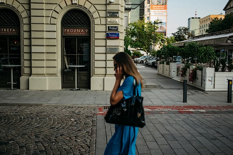 Będąc na Próżnej nie można przegapić czterech tablic ulicy z jej różnych okresów